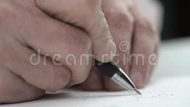 专心致志的老人用钢笔写私人信件